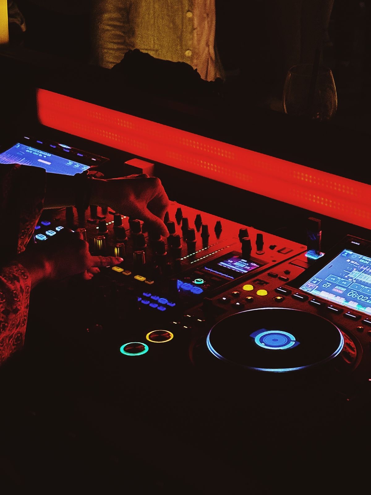 DJ al mixer durante una serata Crowbeat