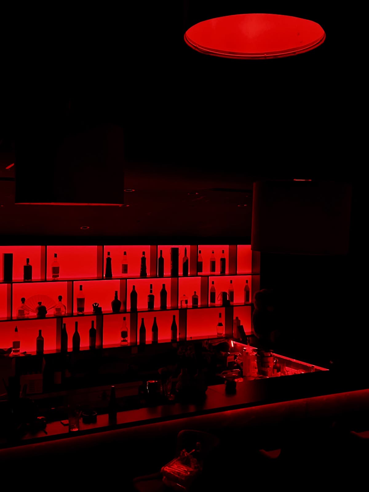 Bancone di un locale Crowbeat illuminato di rosso